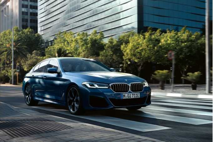 BMW 5 series trên đường phố. Ảnh: Thaco Auto