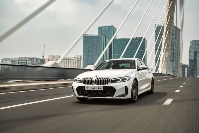 BMW 3 series trên đường phố. Ảnh: Thaco Auto
