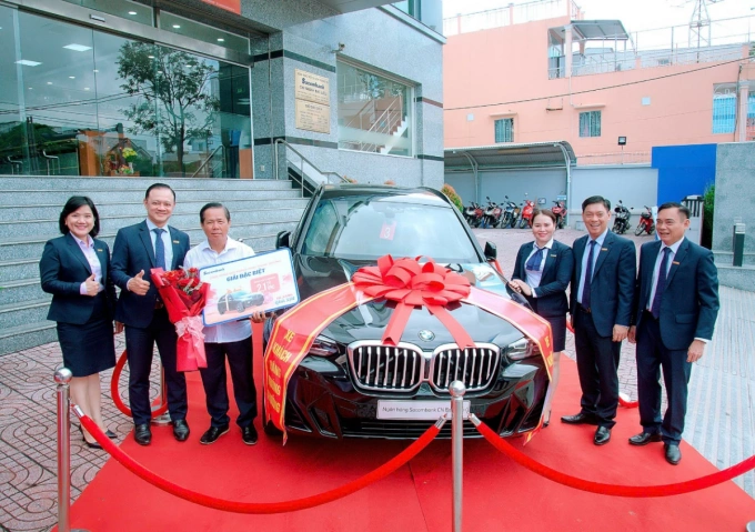 Sacombank Bạc Liêu trao ô tô BMW hơn 2,1 tỷ đồng cho khách hàng Trần Tấn Sĩ. Ảnh: Sacombank